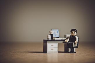Lego de hombre estresado por el trabajo